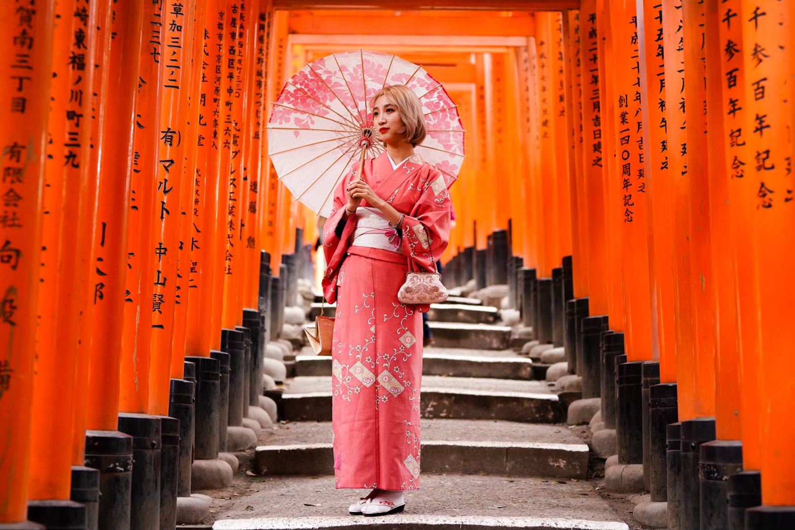 Đền ngàn cột Fushimi Inari và trang phục truyền thống